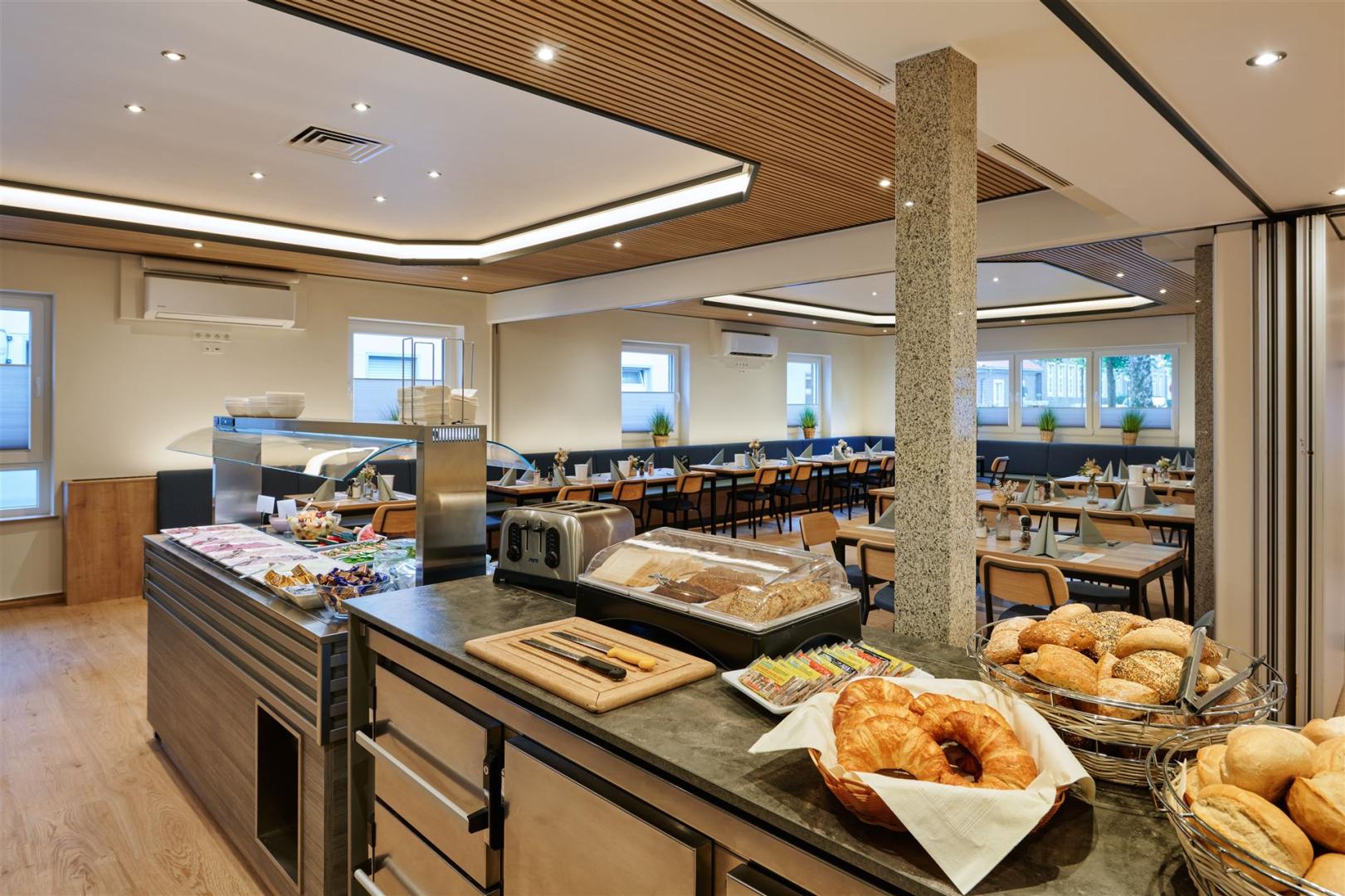 Hier sehen Sie den vollständig renovierten Frühstücksraum mit befülltem Buffet.