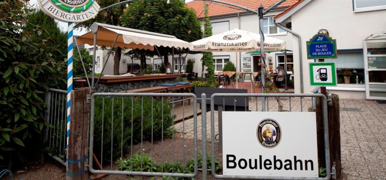 Blick in den Biergarten vom Eingang aus gesehen
