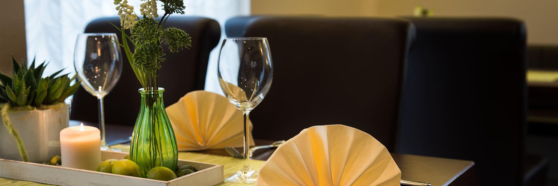 Nahaufnahme von einem eingedeckten Tisch im Restaurant