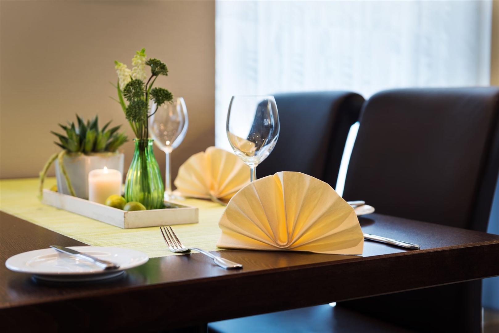 Ansicht eines schön eingedeckten Tisches im Restaurant