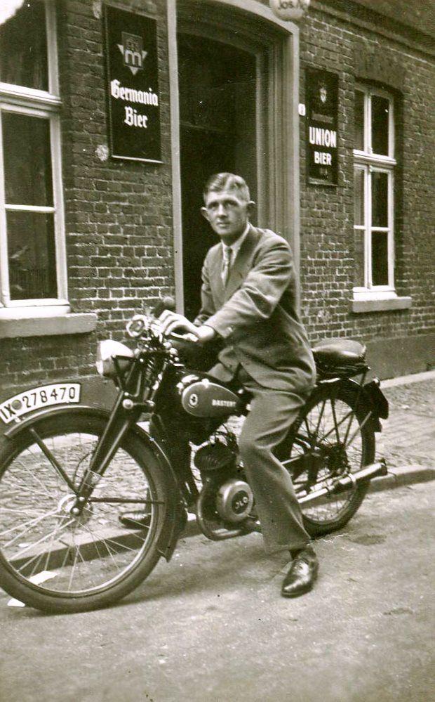 Alois Nagel´s Bruder Heinrich auf seinem Motorrad vor der Wirtschaft