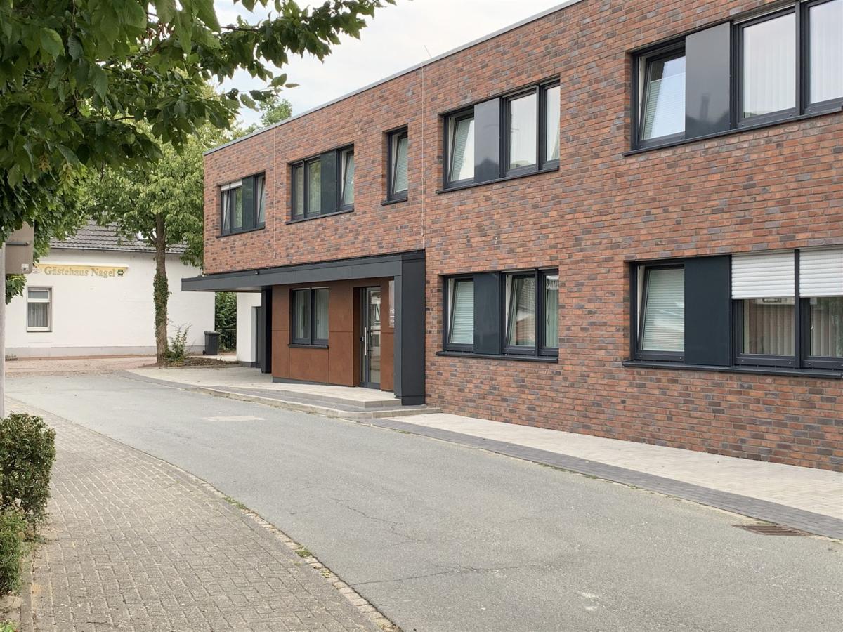 Frontansicht des neuen Hotels
